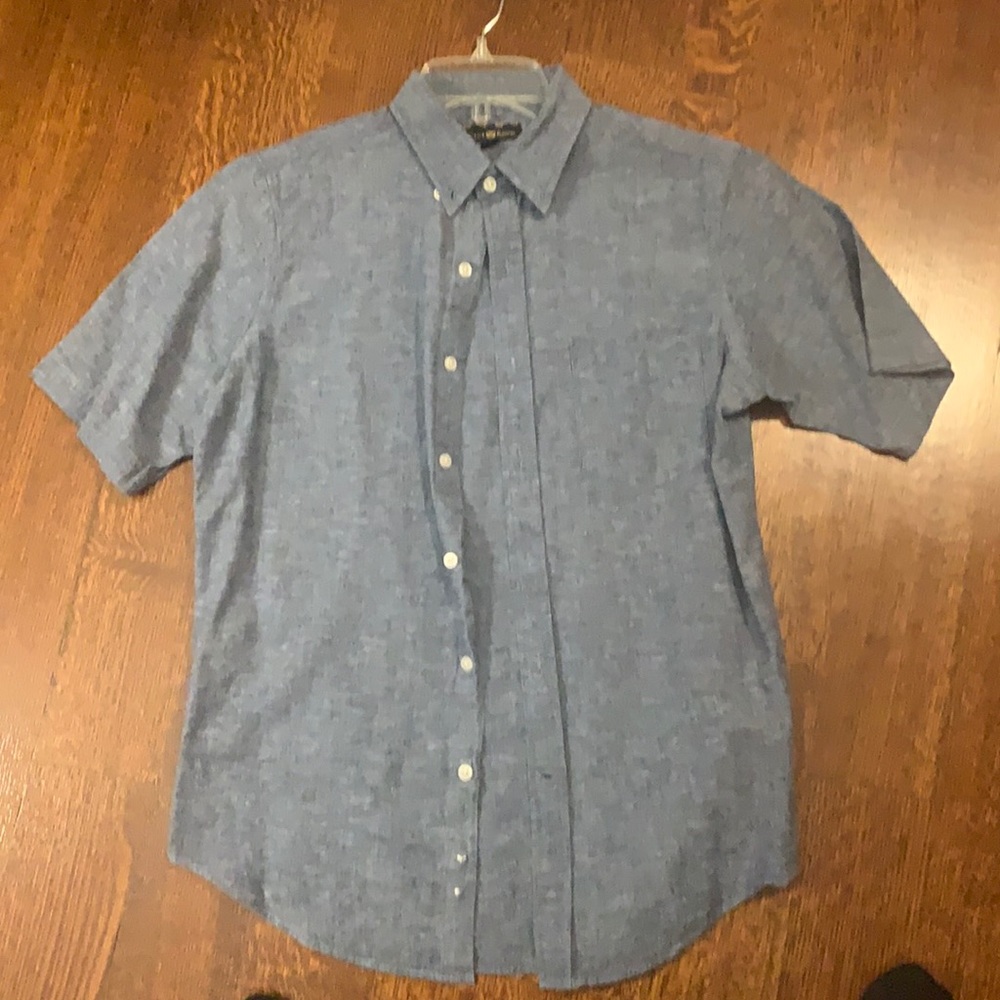 Men’s club room shirt sleeve button down